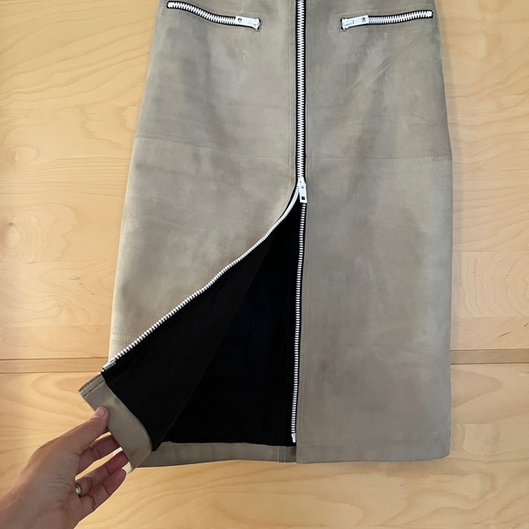Rag and Bone Mid-length Suede Skirt w/ White Front Zipper - Size 4 - Picture 4 of 11